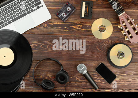 Cornice da tecnologie musicali su sfondo di legno. Foto Stock