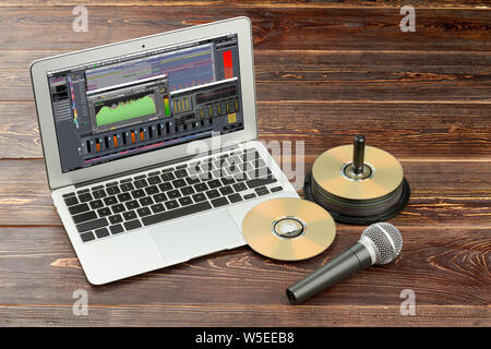 Computer portatile con compact disc e microfono. Foto Stock