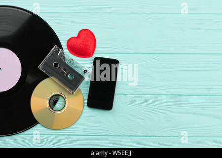 Dispositivi musicali vintage e smartphone. Foto Stock