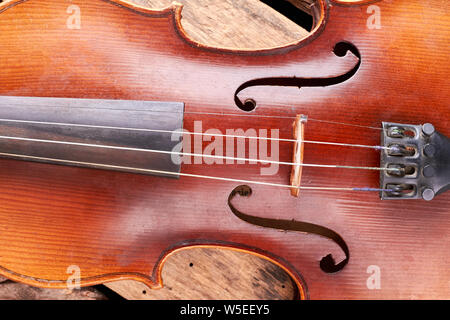 Primo piano vecchio strumento musicale per violino. Foto Stock