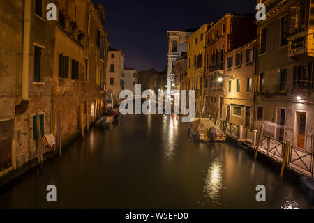 Canali veneziano su una calda notte. Foto Stock