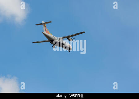 Drukair piano al di sopra di Paro airport, Bhutan Foto Stock