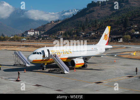 Il Bhutan Airlines aereo all'Aeroporto di Paro, Western Bhutan - Asia Foto Stock