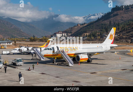 Il Bhutan Airlines aereo all'Aeroporto di Paro, Western Bhutan - Asia Foto Stock