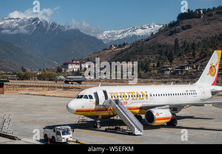 Il Bhutan Airlines aereo all'Aeroporto di Paro, Western Bhutan - Asia Foto Stock