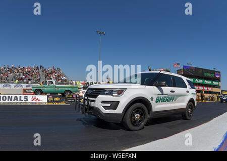 A Sonoma, California, Stati Uniti d'America. 28 Luglio, 2019. Sonoma poliziotti tradizionali vs. Kids gare durante il NHRA Sonoma cittadini di Sonoma Raceway di Sonoma, California. Chris Brown/CSM/Alamy Live News Foto Stock