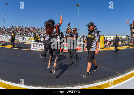 A Sonoma, California, Stati Uniti d'America. 28 Luglio, 2019. Andrew Hines team festeggia la sua vittoria durante il NHRA Sonoma cittadini di Sonoma Raceway di Sonoma, California. Chris Brown/CSM/Alamy Live News Foto Stock