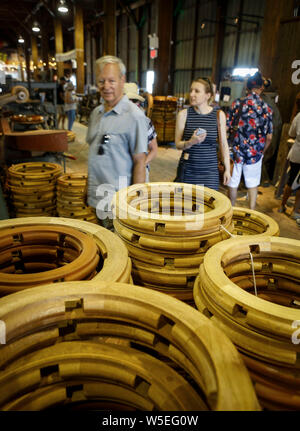 (190728) -- RICHMOND (Canada), 28 luglio 2019 (Xinhua) -- vista Persone presenta in Britannia heritage cantiere durante il XVI Richmond annuale Festival marittimo in Richmond, Canada, 28 luglio 2019. Richmond Maritime Festival, una celebrazione marinare del patrimonio marittimo e storia in Canada, in primo piano le navi visualizza, siti storici visita e prestazioni e hanno attirato migliaia di visitatori. (Foto di Liang Sen/Xinhua) Foto Stock