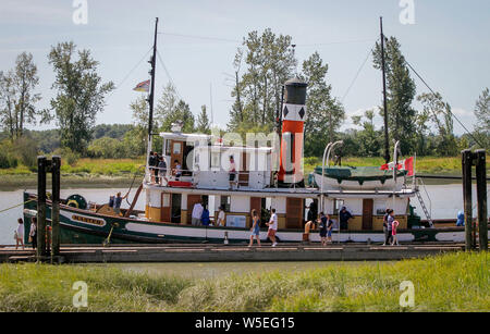 (190728) -- RICHMOND (Canada), 28 luglio 2019 (Xinhua) -- la gente visita una nave durante il XVI Richmond annuale Festival marittimo in Richmond, Canada, 28 luglio 2019. Richmond Maritime Festival, una celebrazione marinare del patrimonio marittimo e storia in Canada, in primo piano le navi visualizza, siti storici visita e prestazioni e hanno attirato migliaia di visitatori. (Foto di Liang Sen/Xinhua) Foto Stock