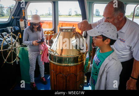 (190728) -- RICHMOND (Canada), 28 luglio 2019 (Xinhua) -- persone attrezzature viste in una nave durante il XVI Richmond annuale Festival marittimo in Richmond, Canada, 28 luglio 2019. Richmond Maritime Festival, una celebrazione marinare del patrimonio marittimo e storia in Canada, in primo piano le navi visualizza, siti storici visita e prestazioni e hanno attirato migliaia di visitatori. (Foto di Liang Sen/Xinhua) Foto Stock