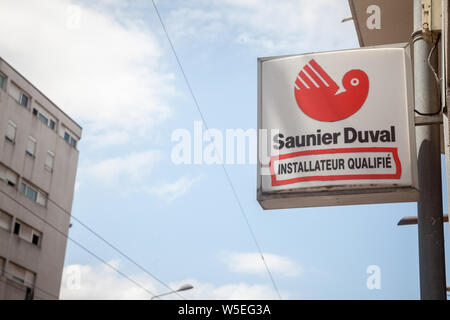 Lione, Francia - 15 luglio 2019: Saunier Duval logo nella parte anteriore del loro rivenditore locale e tecnico. Saunier Duval è un marchio francese di acqua e riscaldamento Foto Stock