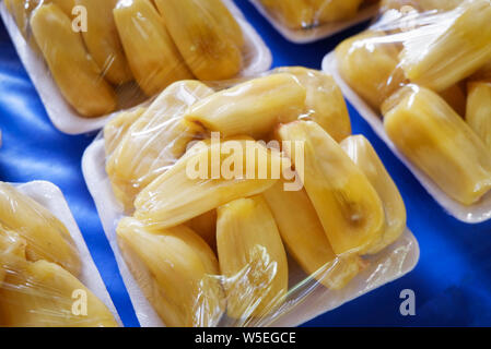 Jackfruit sbucciato nel vassoio di plastica frutto per la vendita nel mercato Foto Stock