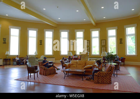 Gli studenti di relax, di studio e di visitare il sito Web all'interno di The Bryant Hall Lounge su Ole Miss campus, università del Mississippi, Oxford Foto Stock