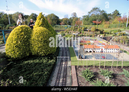 Il Madurodam ha più di 5.500 alberi miniatura e 55.000 letto di fiori piante fioritura di tutta la stagione e il parco è noto per la sua bellezza paesaggistica. Foto Stock