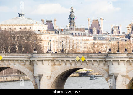 Pont Neuf e la Senna con l'Hotel de Ville in background, Parigi, Francia Foto Stock