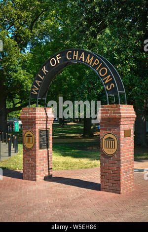 Il cammino di champions arch è un punto di riferimento in corrispondenza del bordo di Grove, tradizionalmente celebrato i ribelli Game Day, a Ole Miss, University of Mississippi Foto Stock