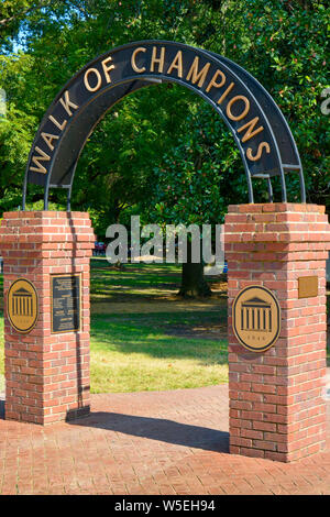 Il cammino di champions arch è un punto di riferimento in corrispondenza del bordo di Grove, tradizionalmente celebrato i ribelli Game Day, a Ole Miss, University of Mississippi Foto Stock