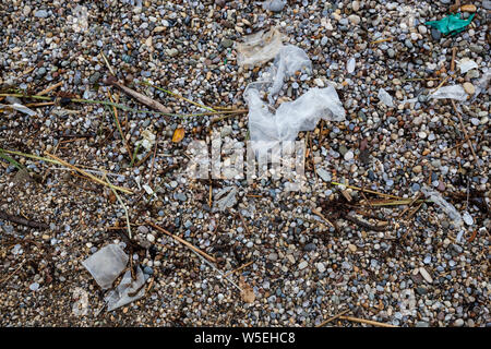 Inquinamento di plastica sulle rive del Lago di Garda in Italia Foto Stock