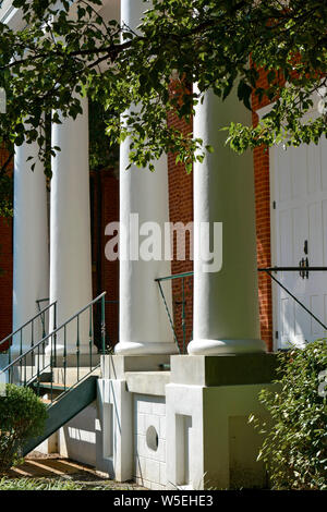 In prossimità di un ingresso al antebellum edificio di mattoni con colonne in stile revival greco sul campus di Ole Miss, University of Mississippi, Oxford Foto Stock