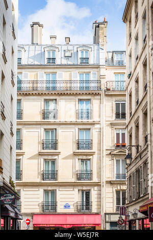 Edifici di appartamenti e negozi, rue de Turenne Le Marais, Parigi Foto Stock