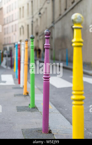 Bitte multicolore su strada nel villaggio di Saint Paul, Parigi Foto Stock