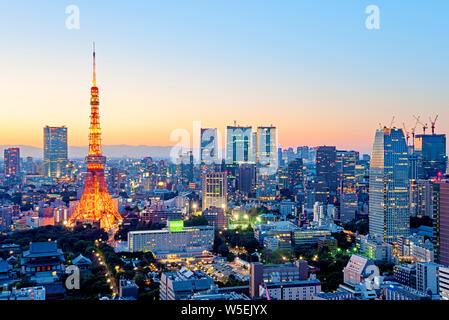Lo skyline di Tokyo e la Torre di Tokyo Giappone Asian Cityscape Foto Stock
