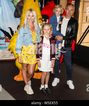 Londra, Regno Unito. 28 Luglio, 2019. Naomi Isted e gli ospiti possono partecipare a una festa di gala Screening di Angry Birds 2 a VUE West End di Londra. Credito: SOPA Immagini limitata/Alamy Live News Foto Stock