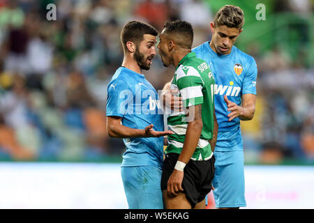 Lisbona, Portogallo. 28 Luglio, 2019. José Gayá di Valencia (L) e Raphinha di Sporting CP (R) visto in azione durante la finale di Pre-Season cinque violini 2019 Trofeo partita di calcio tra Sporting CP vs Valencia CF.(punteggio finale: Sporting CP 1-2 Valencia CF) Credito: SOPA Immagini limitata/Alamy Live News Foto Stock