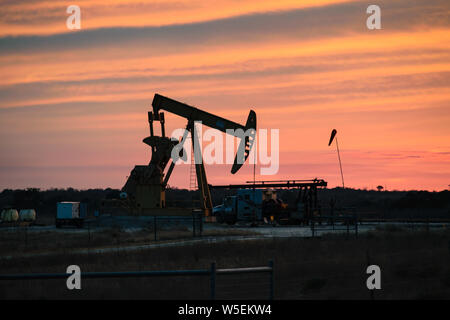 Pompa dell'olio al tramonto nel bacino del Permiano in texas Foto Stock