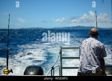 Pescatore pesca in mare profondo Foto Stock