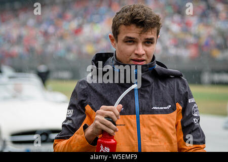 Hockenheim, Germania. 28 Luglio, 2019. La McLaren F1 del Team driver britannico Lando Norris assiste la parata dei piloti prima di iniziare il tedesco F1 Grand Prix gara. Credito: SOPA Immagini limitata/Alamy Live News Foto Stock