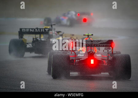 Hockenheim, Germania. 28 Luglio, 2019. La Red Bull Racing driver francese Pierre Gasly (R) e Renault Sport F1 Team driver australiano Daniel Ricciardo (L) competere durante il tedesco F1 Grand Prix gara. Credito: SOPA Immagini limitata/Alamy Live News Foto Stock