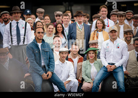 Hockenheim, Germania. 28 Luglio, 2019. Lewis Hamilton di Gran Bretagna e Valtteri Bottas di Finlandia circondato da Mercedes AMG Petronas F1 ai membri del team di posa per una foto prima di iniziare il tedesco F1 Grand Prix gara, per celebrare 125 anni di corse e i loro 200 inizia a Grand Prix gare. Credito: SOPA Immagini limitata/Alamy Live News Foto Stock