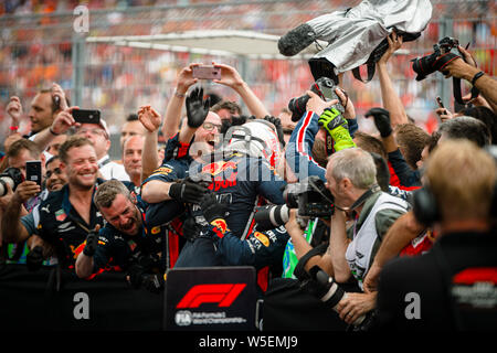 Hockenheim, Germania. 28 Luglio, 2019. La Red Bull Racing driver olandese Max Verstappen celebra con i suoi meccanici dopo aver vinto il tedesco F1 Grand Prix gara. Credito: SOPA Immagini limitata/Alamy Live News Foto Stock