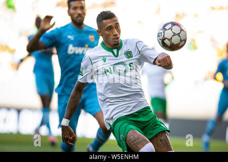 Lisbona, Portogallo. 28 Luglio, 2019. Raphinha (Raffaello Dias Belloli) di Sporting CP in azione durante la finale di Pre-Season cinque violini 2019 Trofeo partita di calcio tra Sporting CP vs Valencia CF.(punteggio finale: Sporting CP 1 - 2 Valencia CF) Credito: SOPA Immagini limitata/Alamy Live News Foto Stock