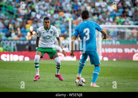 Lisbona, Portogallo. 28 Luglio, 2019. Salva Ruiz di Valencia CF il sistema VIES per la palla con Raphinha (Raffaello Dias Belloli) di Sporting CP durante la finale di Pre-Season cinque violini 2019 Trofeo partita di calcio tra Sporting CP vs Valencia CF.(punteggio finale: Sporting CP 1 - 2 Valencia CF) Credito: SOPA Immagini limitata/Alamy Live News Foto Stock