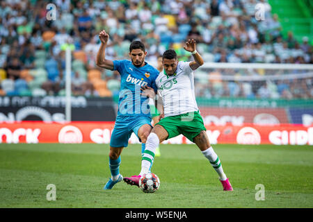 Lisbona, Portogallo. 28 Luglio, 2019. Raphinha (Raffaello Dias Belloli) di Sporting CP il sistema VIES per la palla con Guedes (Gonçalo Manuel Ganchinho Guedes) di Valencia CF durante la finale di Pre-Season cinque violini 2019 Trofeo partita di calcio tra Sporting CP vs Valencia CF.(punteggio finale: Sporting CP 1 - 2 Valencia CF) Credito: SOPA Immagini limitata/Alamy Live News Foto Stock