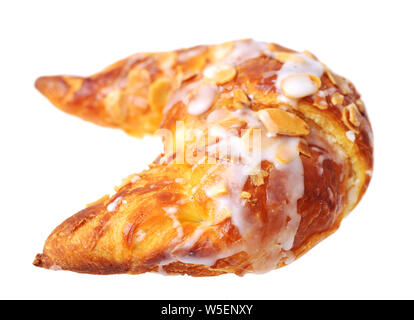 Il croissant e rabboccato con mandorle a fette isolati su sfondo bianco Foto Stock