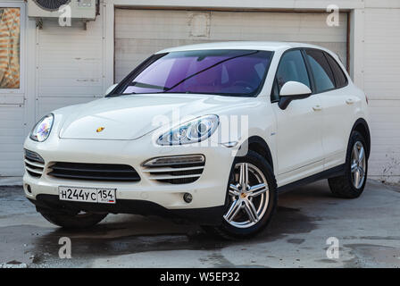 Novosibirsk, Russia - 07.25.2019: vista anteriore della Porsche Cayenne 958 2008 in colore bianco dopo la pulizia prima della vendita in un giorno di estate sul parcheggio backgrou Foto Stock