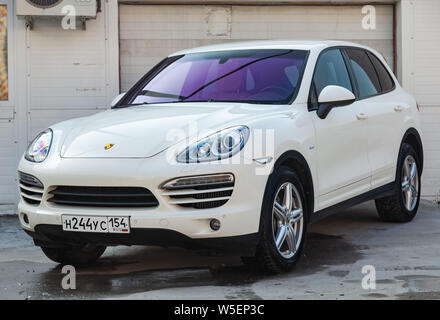 Novosibirsk, Russia - 07.25.2019: vista anteriore della Porsche Cayenne 958 2008 in colore bianco dopo la pulizia prima della vendita in un giorno di estate sul parcheggio backgrou Foto Stock