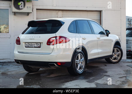 Novosibirsk, Russia - 07.25.2019: vista posteriore della Porsche Cayenne 958 2008 in colore bianco dopo la pulizia prima della vendita in un giorno di estate sul parcheggio backgroun Foto Stock