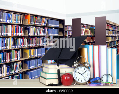 Pila di libri in biblioteca per il concetto di istruzione Foto Stock