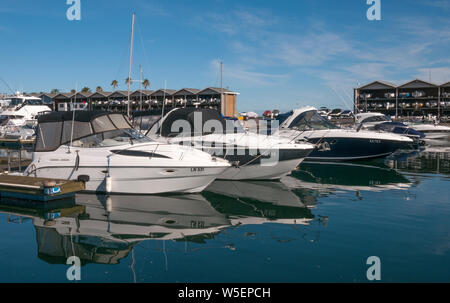 Lancia ormeggiata presso il St Kilda Marina sulla spianata di St Kilda, un mare di Melbourne Foto Stock