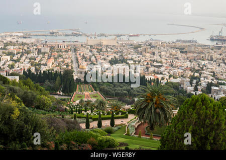 Bah i luoghi santi ad Haifa e nella Galilea occidentale - Israele, vista panoramica dalla terrazza superiore della città, il tempio e la baia di Haifa. Terrazze di t Foto Stock