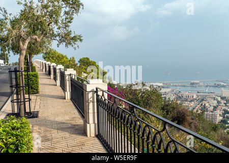 Vista della passeggiata costiera lungo l'oceano vicino città conico, l'isola di Madeira, Portogallo Foto Stock