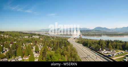 Antenna vista panoramica di Trans Canada Highway vicino al Port Mann Bridge durante una mattina di sole. Presi nel Surrey, Vancouver, BC, Canada. Foto Stock