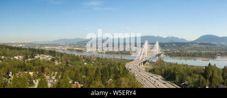 Antenna vista panoramica di Trans Canada Highway vicino al Port Mann Bridge durante una mattina di sole. Presi nel Surrey, Vancouver, BC, Canada. Foto Stock