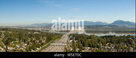 Antenna vista panoramica di Trans Canada Highway vicino al Port Mann Bridge durante una mattina di sole. Presi nel Surrey, Vancouver, BC, Canada. Foto Stock