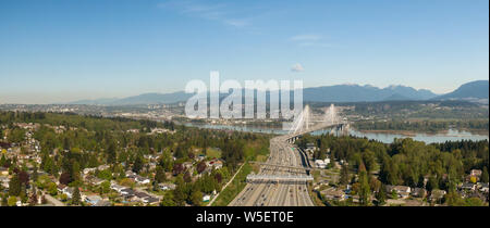 Antenna vista panoramica di Trans Canada Highway vicino al Port Mann Bridge durante una mattina di sole. Presi nel Surrey, Vancouver, BC, Canada. Foto Stock