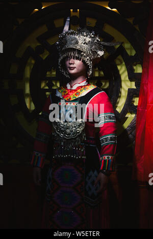 Nanning, Cina - il Nov 2, 2015. Abito tradizionale per la visualizzazione presso il museo in Nanning, Cina. Nanning è una città nel sud della Cina in prossimità del Vietnam bord Foto Stock